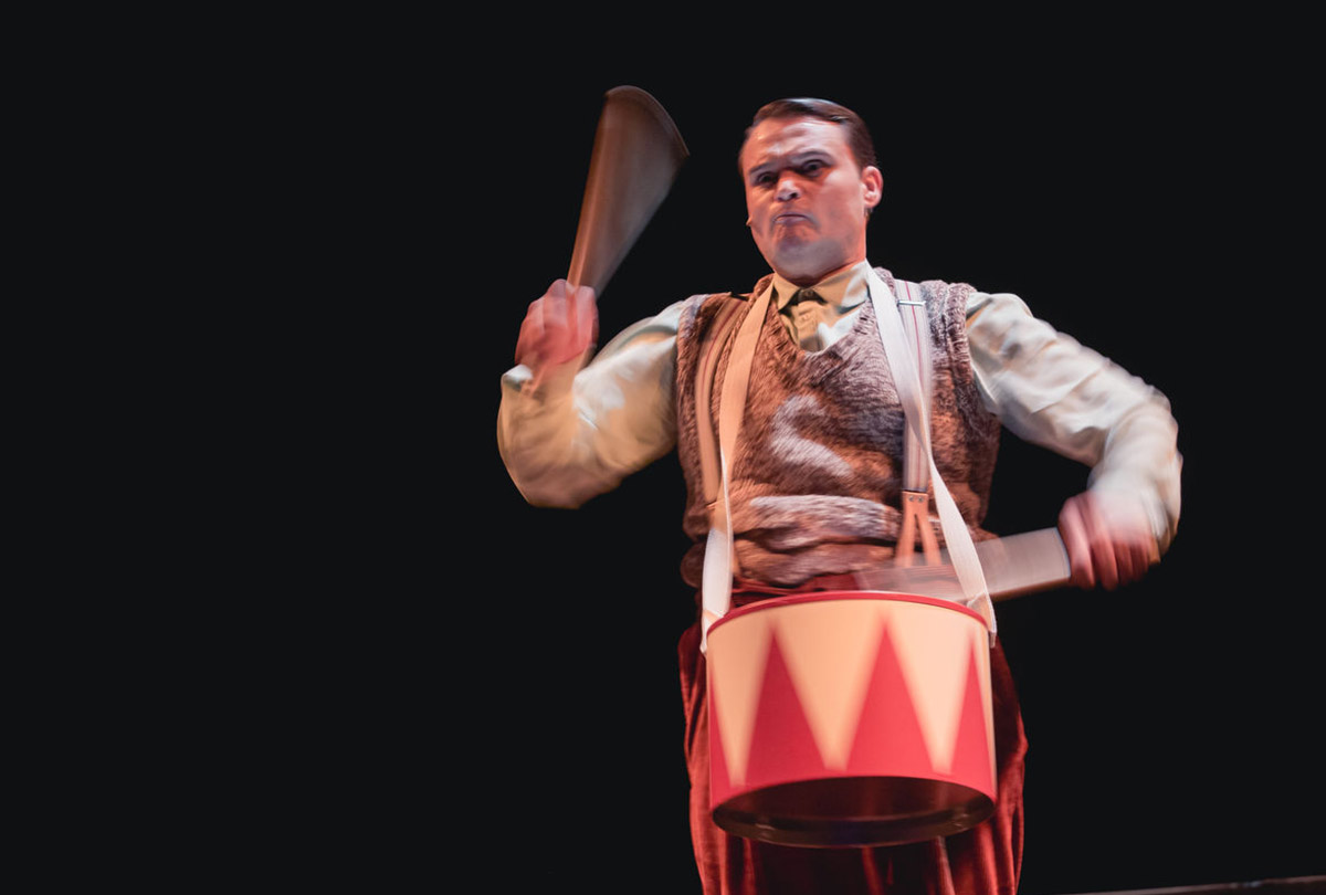Aufnahme vom Theaterstück Die Blechtrommel unter der Regie von Werner Müller