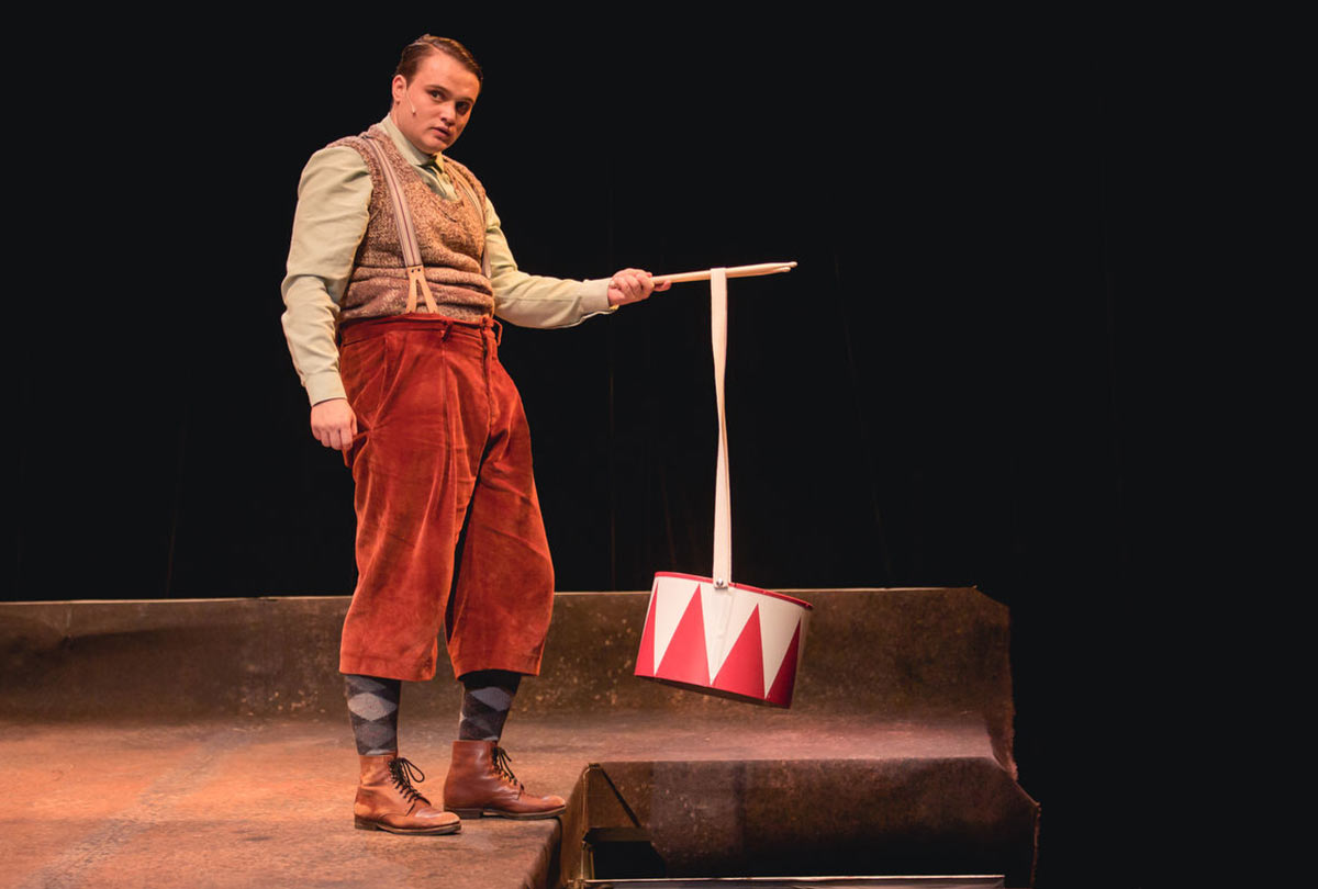 Aufnahme vom Theaterstück Die Blechtrommel unter der Regie von Werner Müller